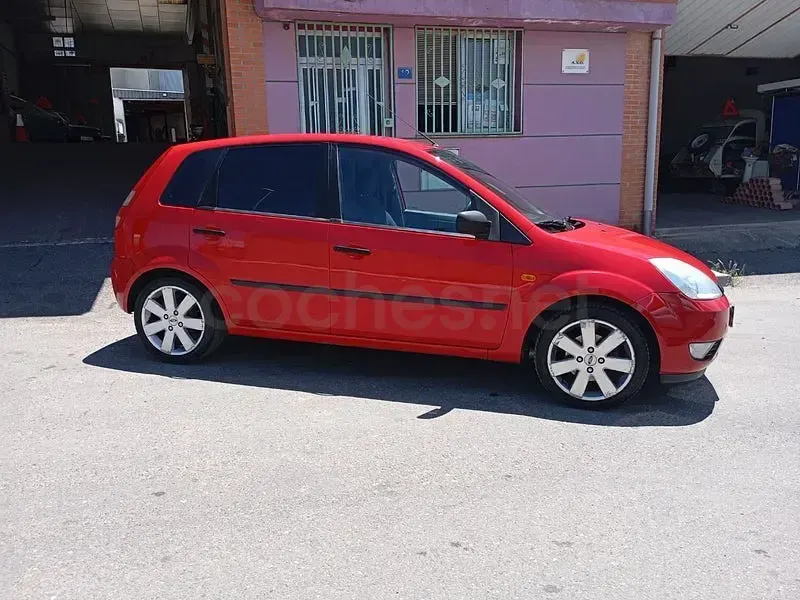 Usado Ford Fiesta Trend 68 CV (50 kW) 2004 Rojo Utilitario