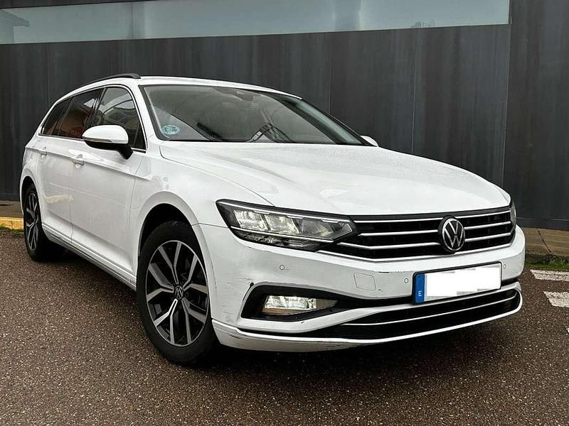 Usado VW Passat Executive 150 CV (110 kW) 2022 Blanco Familiar