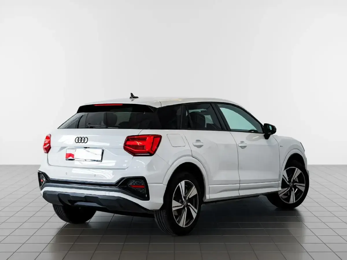 Usado Audi Q2 Black Edition 150 CV (110 kW) 2025 Blanco SUV