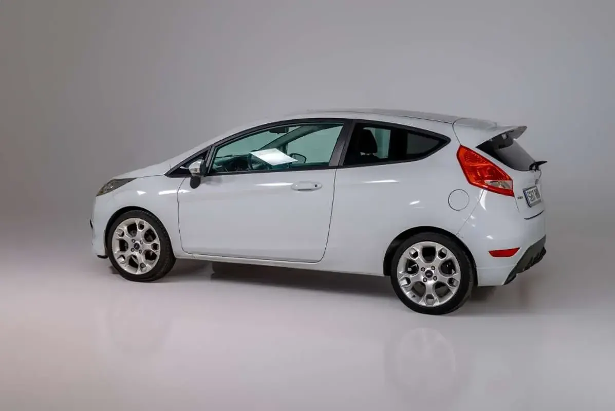 Usado Ford Fiesta Sport 90 CV (66 kW) 2009 Blanco Utilitario