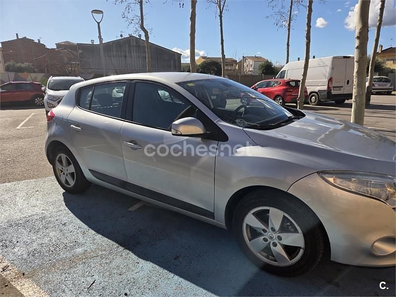 Usado Renault Mégane Dynamique 110 CV (80 kW) 2011 Gris / plata Berlina