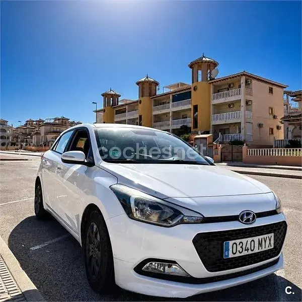 Usado Hyundai i20 75 CV (55 kW) 2018 Blanco Berlina