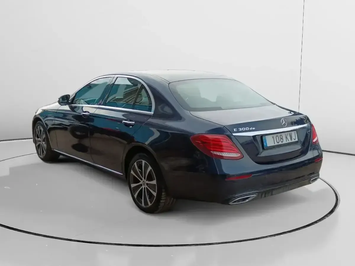 Begagnad Mercedes E300 Avantgarde 320 HK (235 kW) 2019 Blå Sedan