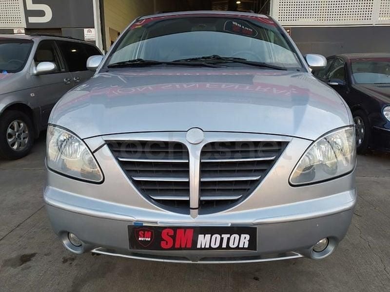 Usado Ssangyong (KGM) Rodius Limited 165 CV (121 kW) 2005 Gris / plata Monovolumen