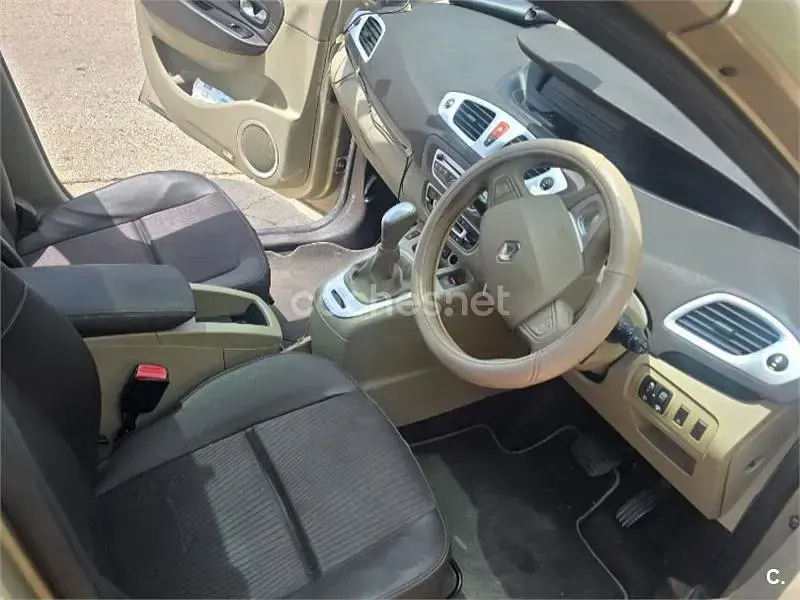 Usado Renault Scénic III Privilege 140 CV (102 kW) 2009 Beige Monovolumen