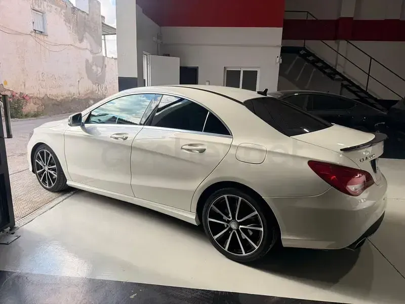 Usado Mercedes CLA220 Urban 170 CV (125 kW) 2014 Blanco Berlina