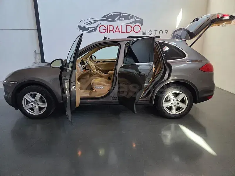 Usado Porsche Cayenne 245 CV (180 kW) 2012 Gris / plata SUV