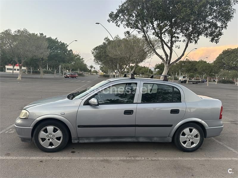 Usado Opel Astra Elegance 100 CV (73 kW) 2002 Gris / plata Berlina
