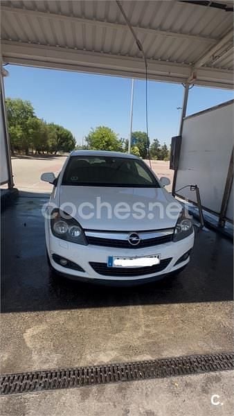 Blanco Usado 2011 Opel Astra GTC Berlina | 3900 € (Precio justo) - Imagen 1/4