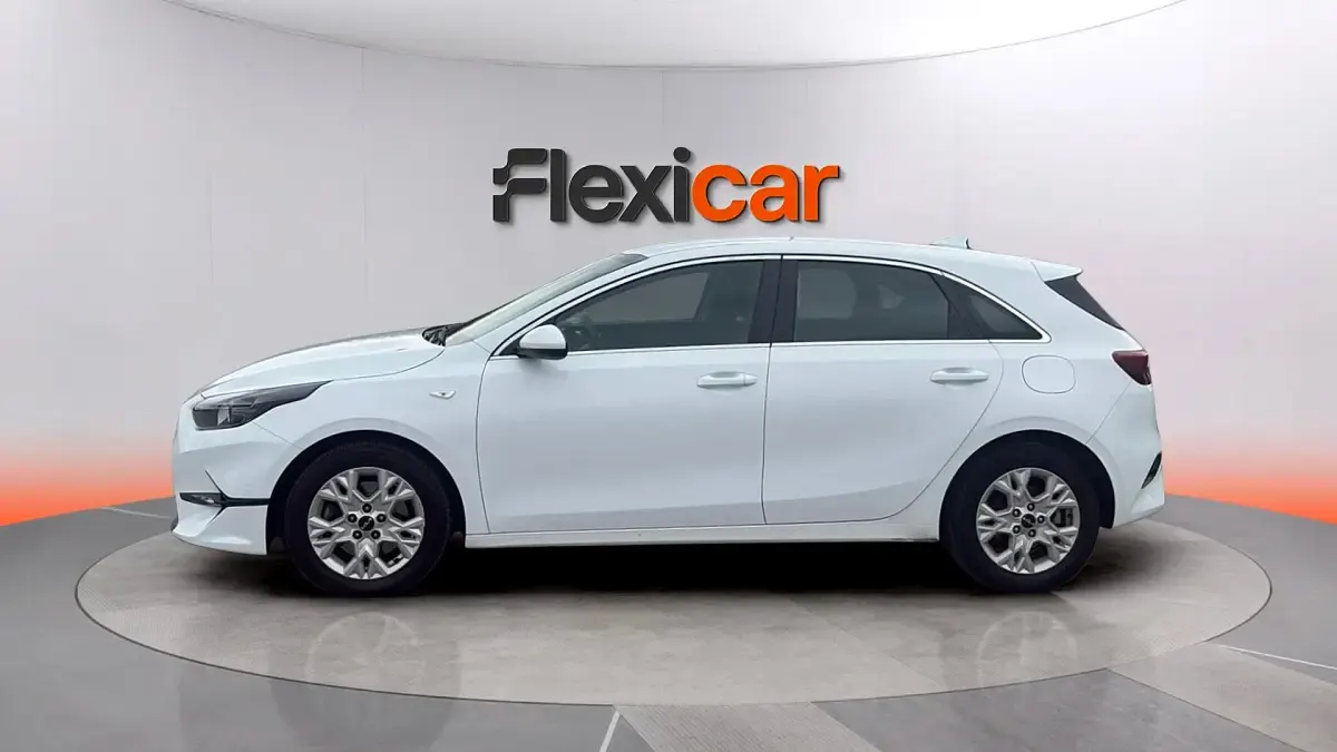 Usado Kia Ceed 136 CV (100 kW) 2023 Blanco Utilitario