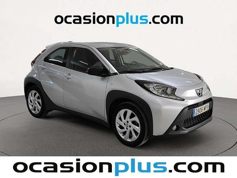 Usado Toyota Aygo Play 72 CV (52 kW) 2024 Gris Utilitario