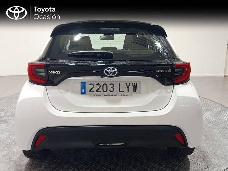 Usado Toyota Yaris Hybrid Active 116 CV (85 kW) 2022 Blanco Berlina