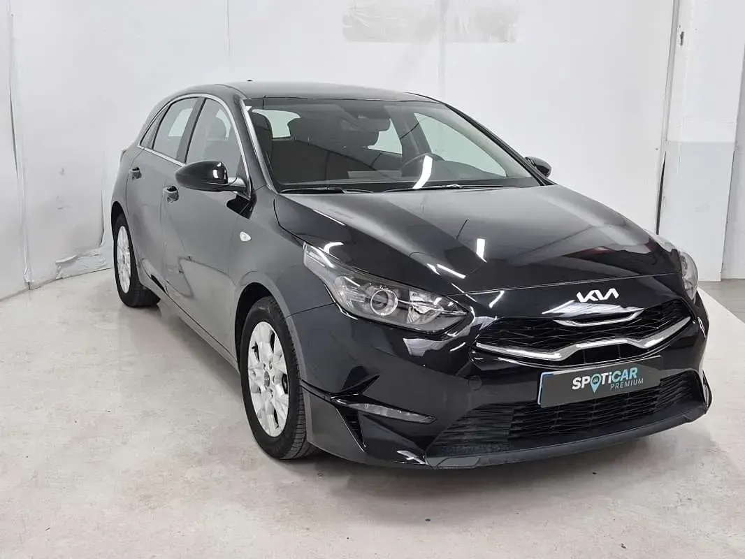 Usado Kia Ceed 120 CV (88 kW) 2023 Negro Utilitario