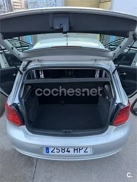 Usado VW Polo Advance 70 CV (51 kW) 2013 Gris / plata Utilitario