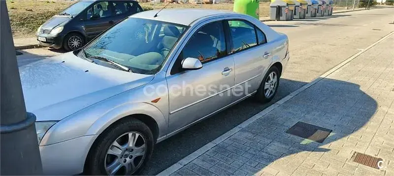 Usado Ford Mondeo Ambiente 115 CV (84 kW) 2001 Gris / plata Berlina
