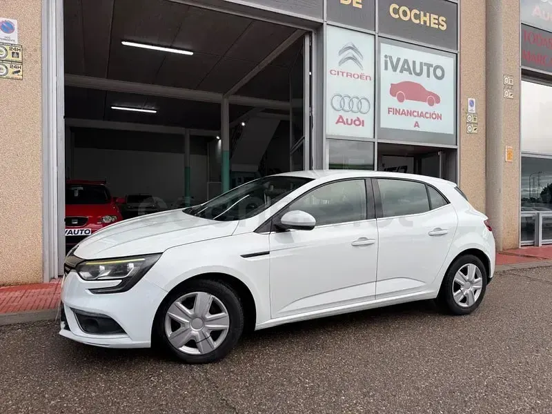 Usado Renault Mégane IV Business 95 CV (69 kW) 2019 Blanco Berlina