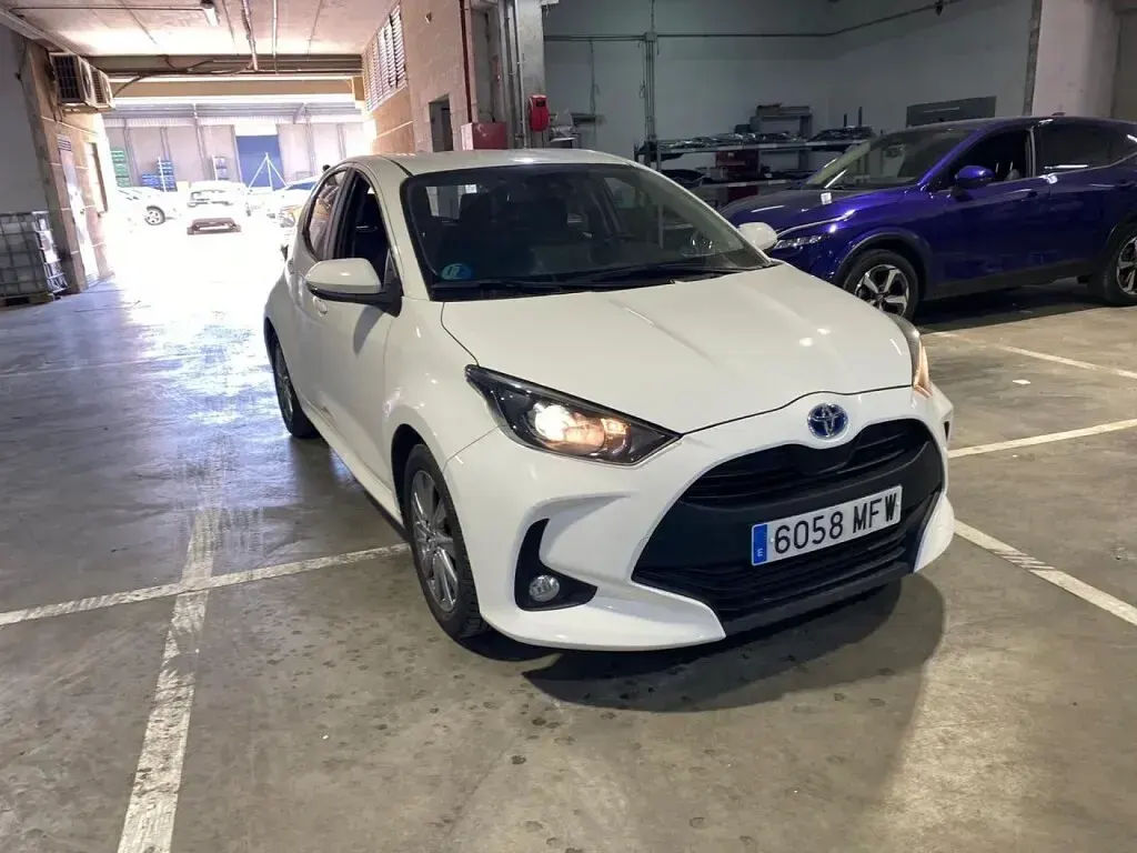 Usado Toyota Yaris Hybrid Active 116 CV (85 kW) 2023 Blanco Berlina