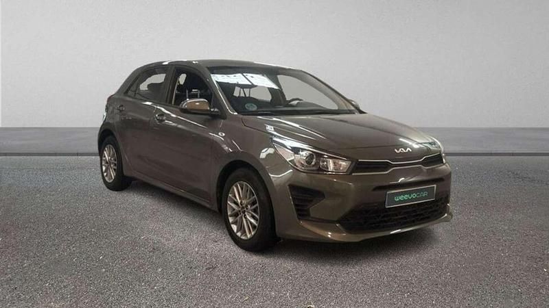 Usado Kia Rio 101 HP (74 kW) 2023 Verde Citadino