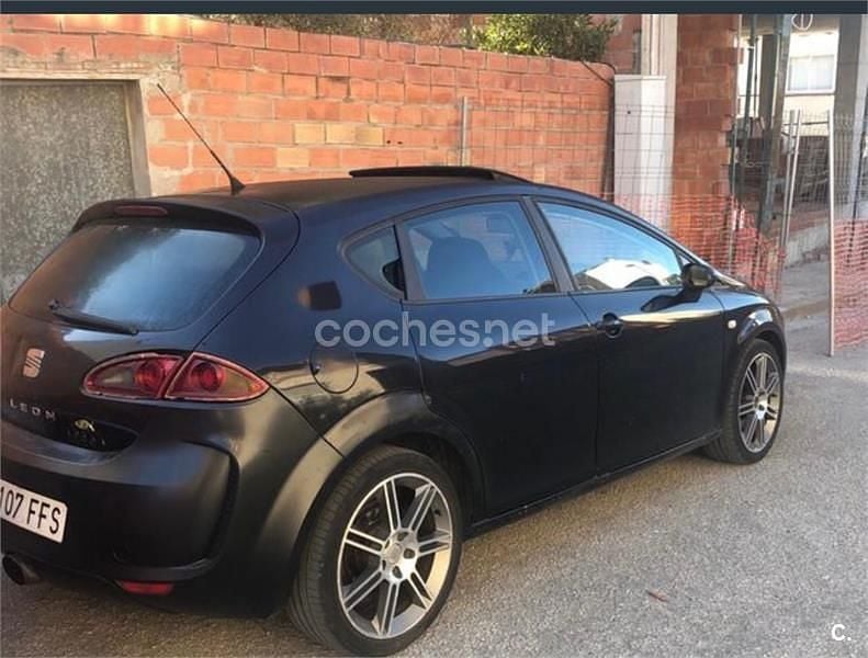 Usado Seat Leon Sport 105 HP (77 kW) 2006 Preto Citadino