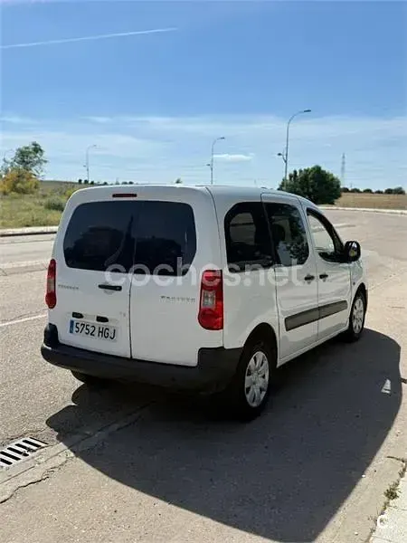 Usado Peugeot Partner Tepee Access 75 CV (55 kW) 2011 Blanco Monovolumen