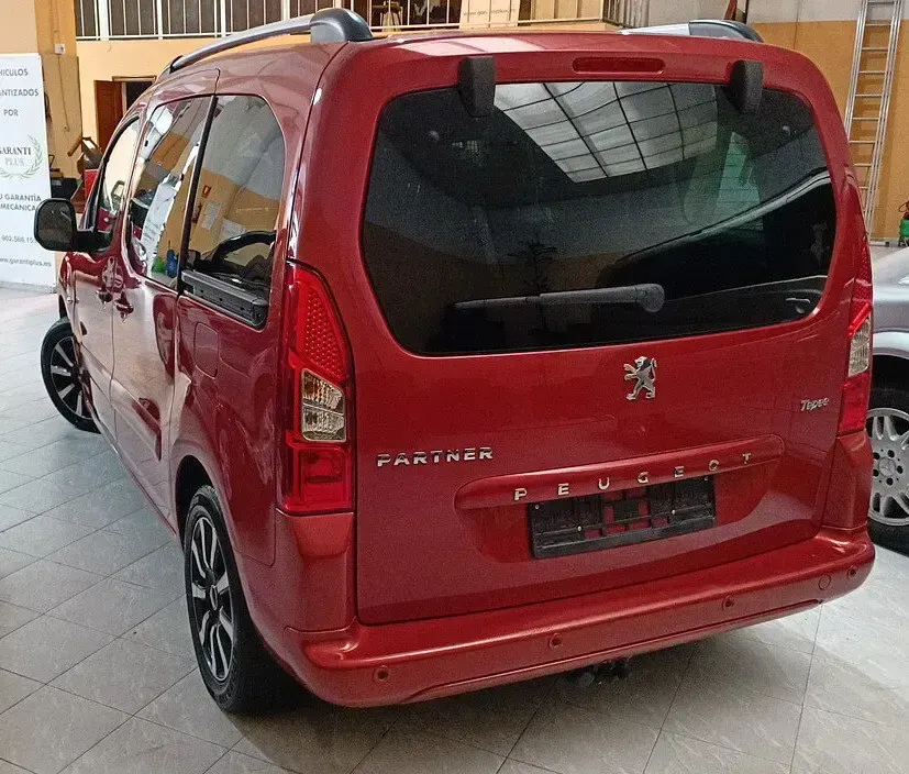 Usado Peugeot Partner Tepee Premium 112 CV (82 kW) 2011 Granate Monovolumen