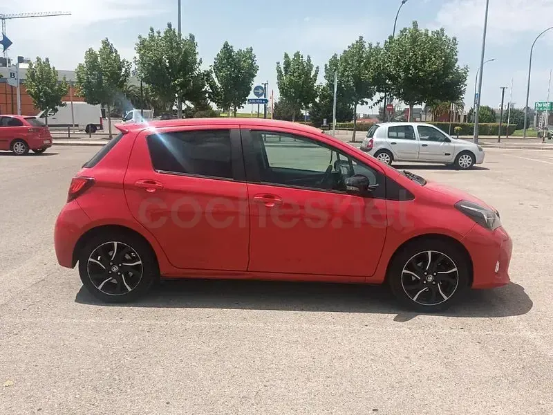 Usado Toyota Yaris 99 CV (72 kW) 2016 Rojo Berlina