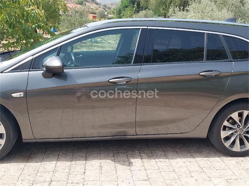 Usado Opel Astra Excellence 150 CV (110 kW) 2018 Gris / plata Familiar