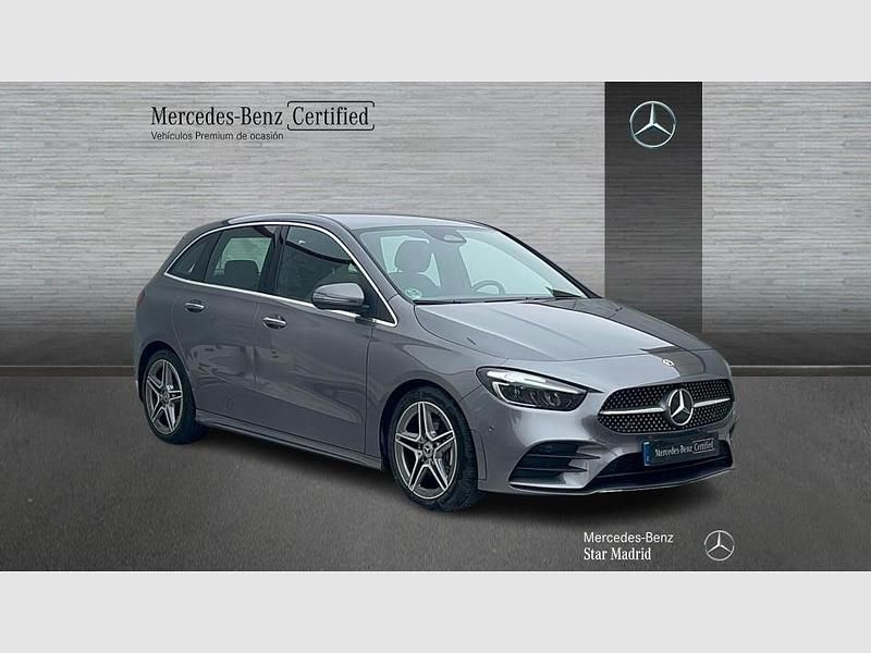 Usado Mercedes B200 AMG line 150 CV (110 kW) 2025 Gris montaña magno (manufaktur) Monovolumen