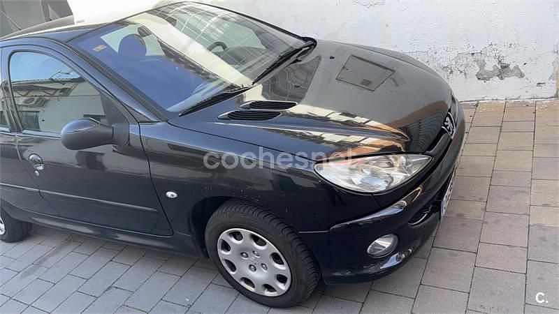 Usado Peugeot 206 70 CV (51 kW) 2005 Negro Berlina