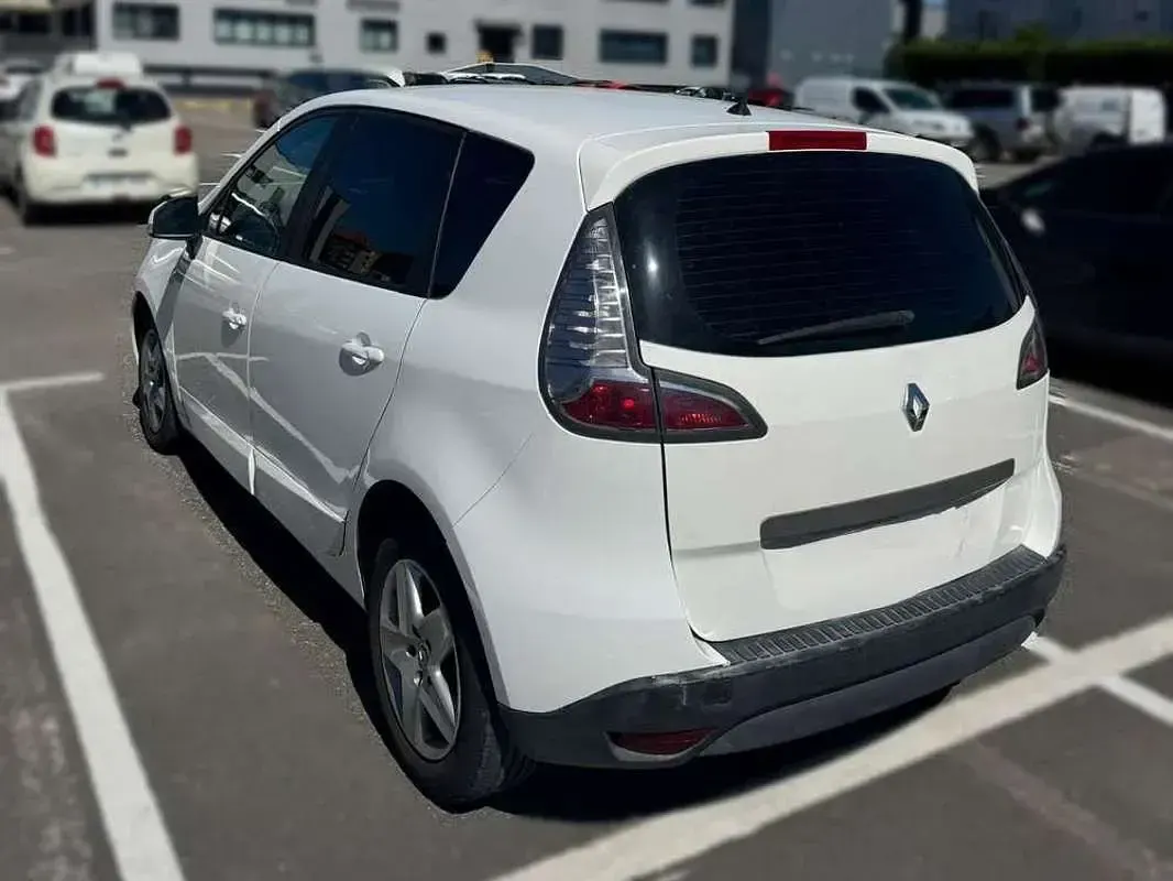 Usado Renault Scénic III LIMITED 116 CV (85 kW) 2015 Blanco Monovolumen