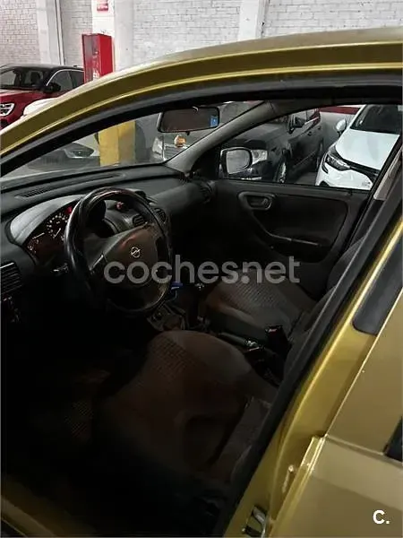 Usado Opel Corsa Club 65 CV (47 kW) 2002 Amarillo Utilitario