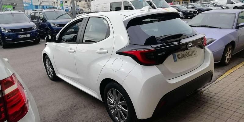 Usado Toyota Yaris Hybrid Active 116 CV (85 kW) 2023 Blanco Utilitario