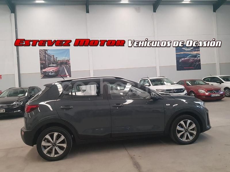 Usado Kia Stonic 100 CV (73 kW) 2023 Gris / plata SUV