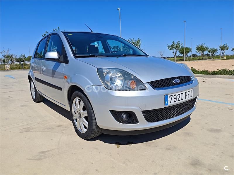 Usado Ford Fiesta Ghia 80 CV (58 kW) 2006 Gris / plata Utilitario