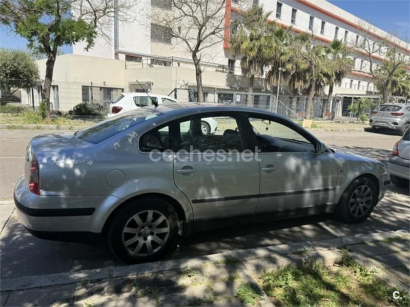 Usado VW Passat Edition 130 CV (95 kW) 2002 Gris / plata Berlina