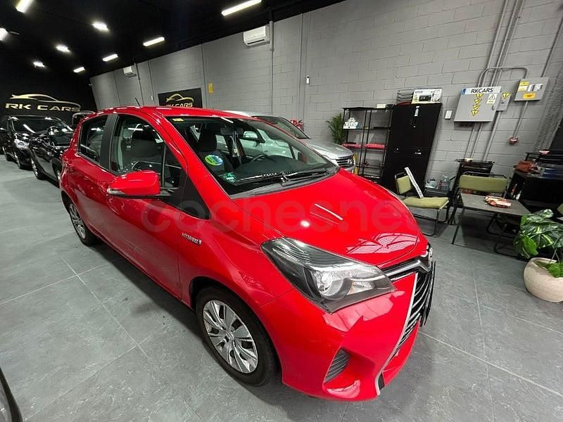 Usado Toyota Yaris Hybrid Active 100 CV (73 kW) 2015 Rojo Berlina