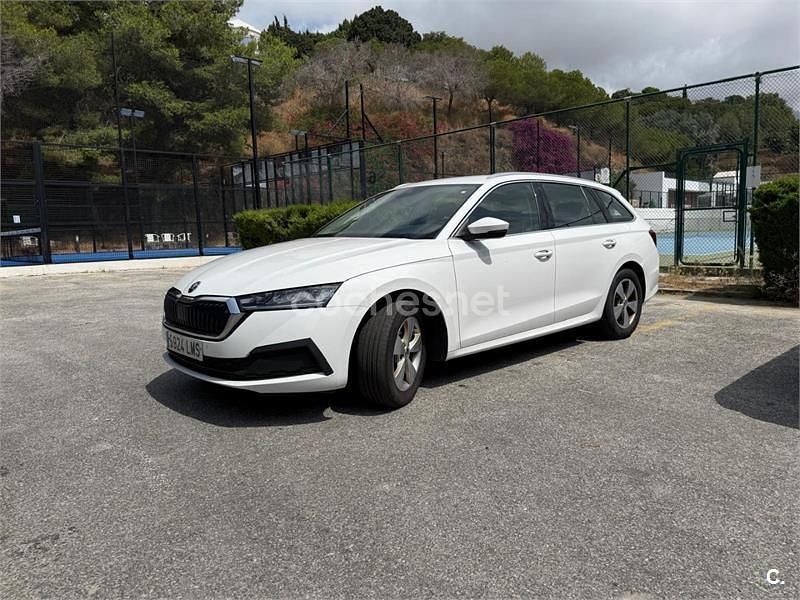 Usado Skoda Octavia Active 115 CV (84 kW) 2021 Blanco Familiar