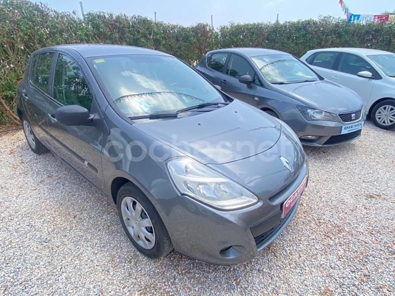 Gris / plata Usado 2011 Renault Clio II Authentique Berlina | 6500 € (Caro) - Imagen 1/4