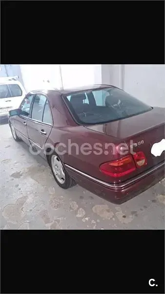 Usado Mercedes E300 Classic 177 CV (130 kW) 1999 Granate Berlina