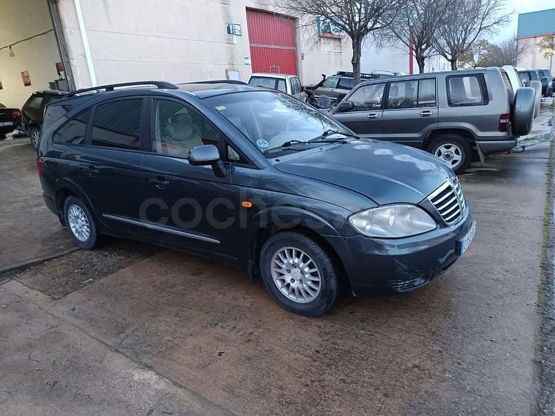 Usado Ssangyong (KGM) Rodius 165 CV (121 kW) 2010 Gris / plata Monovolumen