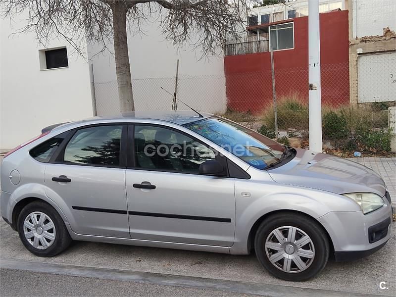 Usado Ford Focus Trend 100 CV (73 kW) 2005 Gris / plata Berlina