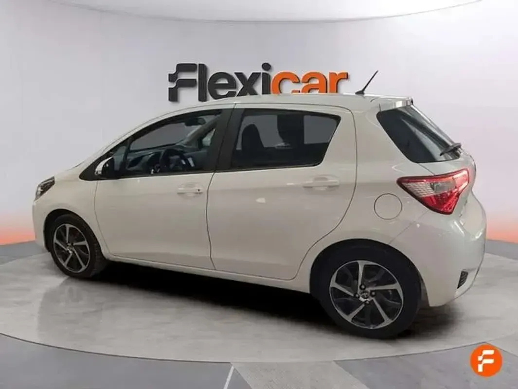 Usado Toyota Yaris Active 111 CV (81 kW) 2020 Blanco Utilitario