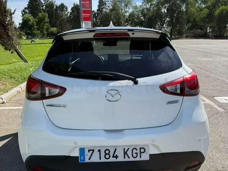 Usado Mazda 2 90 CV (66 kW) 2019 Blanco Berlina