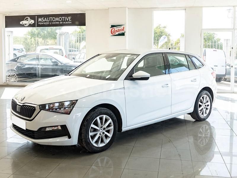 Usado Skoda Scala Active 110 CV (80 kW) 2021 Blanco Utilitario
