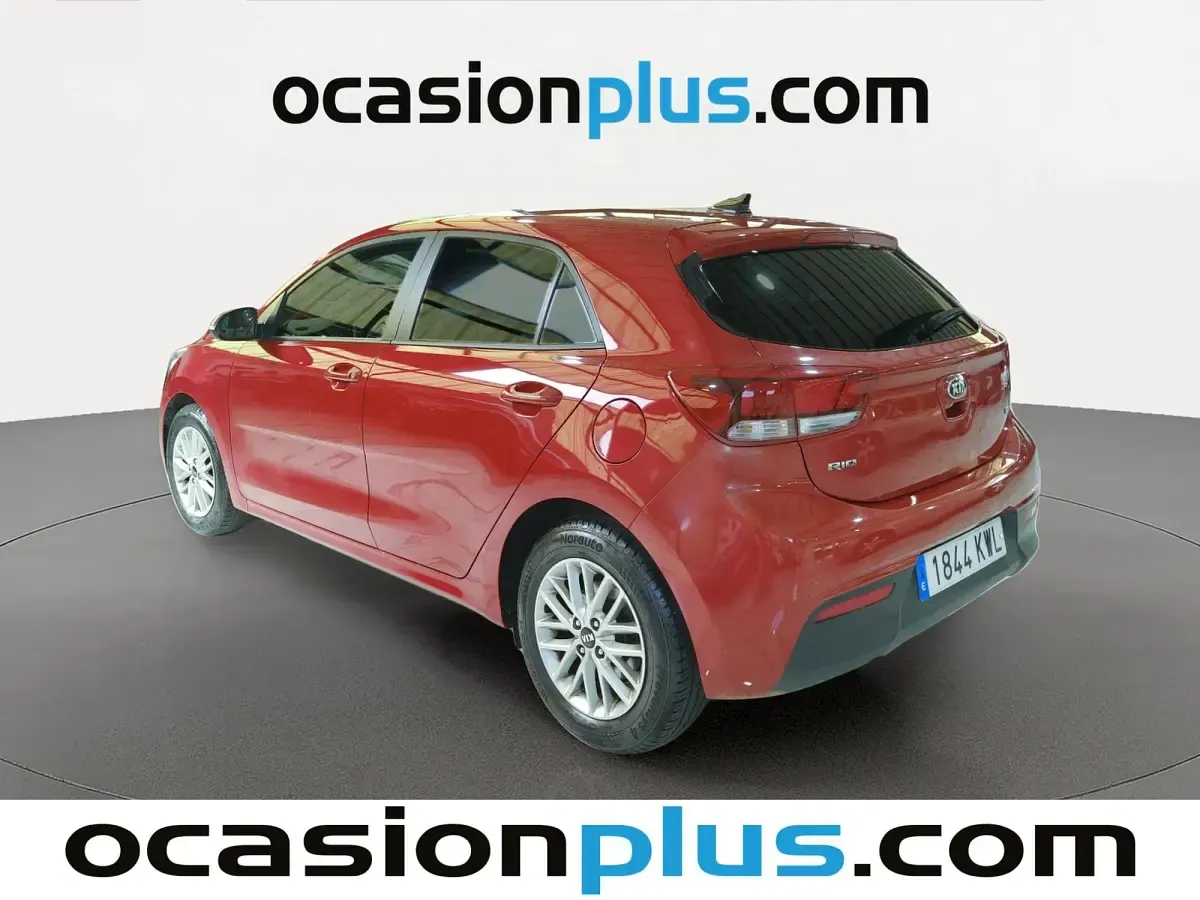Usado Kia Rio 101 CV (74 kW) 2019 Rojo Utilitario