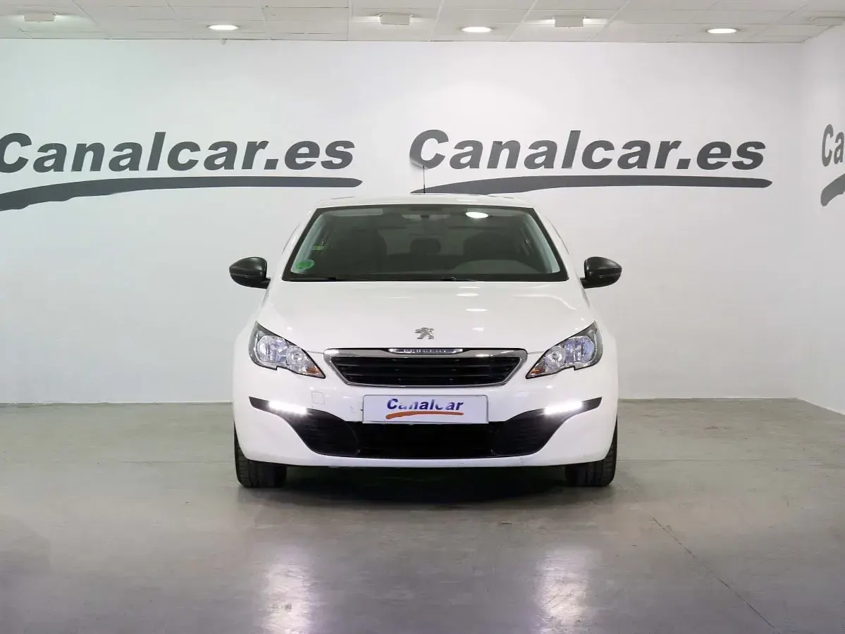 Usado Peugeot 308 Access 100 CV (73 kW) 2017 Blanco