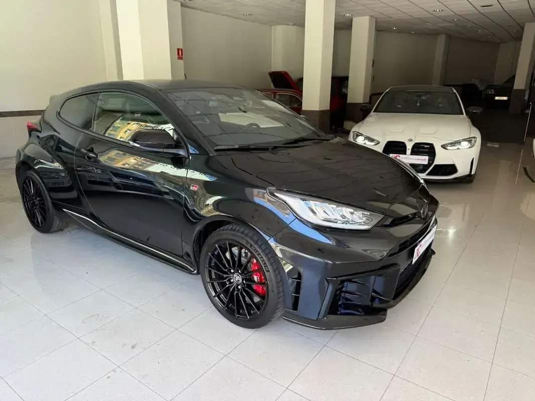 Usado Toyota Yaris 280 CV (205 kW) 2025 Negro Utilitario