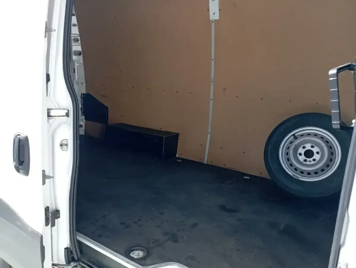 Usado Iveco Daily 136 CV (100 kW) 2022 Blanco Berlina