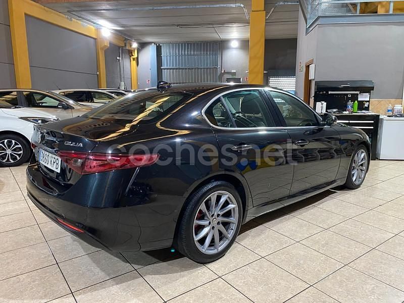 Usado Alfa Romeo Giulia Super 150 CV (110 kW) 2018 Negro Berlina