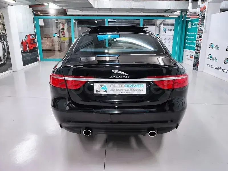 Usado Jaguar XF R-Sport 300 CV (220 kW) 2017 Negro Berlina